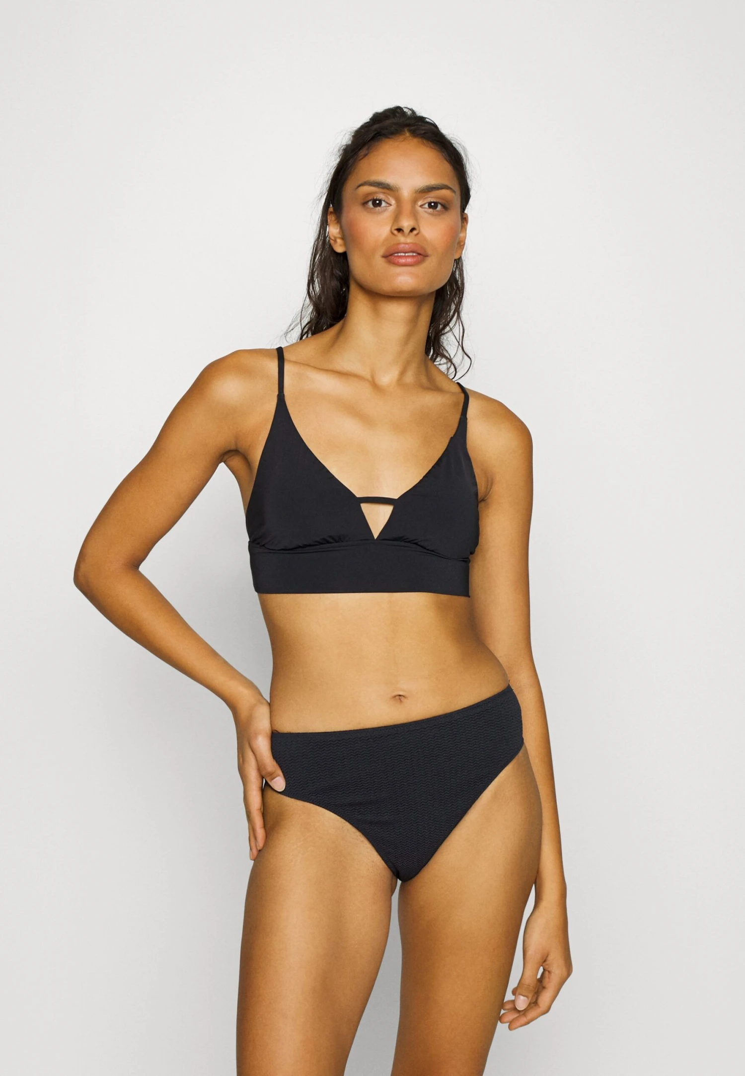 Billabong Sol Searcher V Neck- Bikinitop - Black Pebble 4 Billabong Sol Searcher V Neck- Bikinitop - Black Pebble - Afbeelding 2